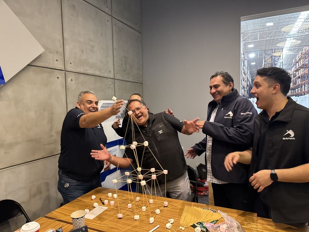 Participantes colaborando en una dinámica de construcción