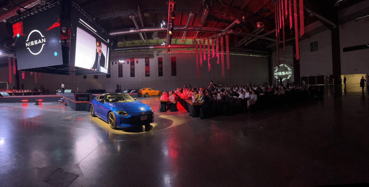 Conferencia Nissan con vehículos y audiencia