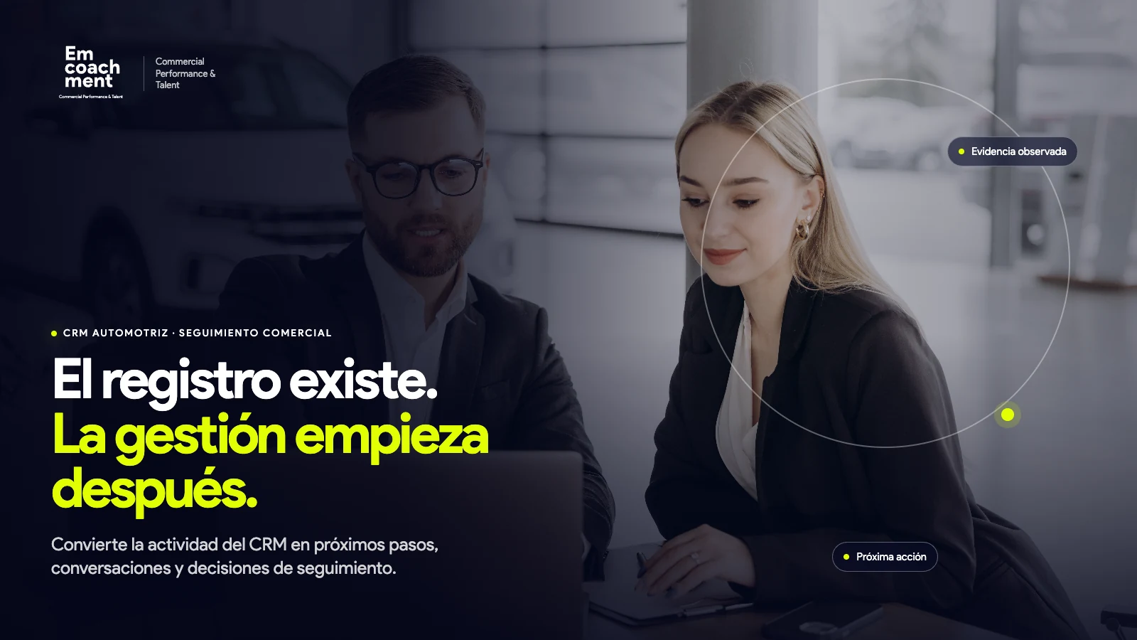 Gerente y asesora revisan información comercial en una laptop dentro de una agencia automotriz